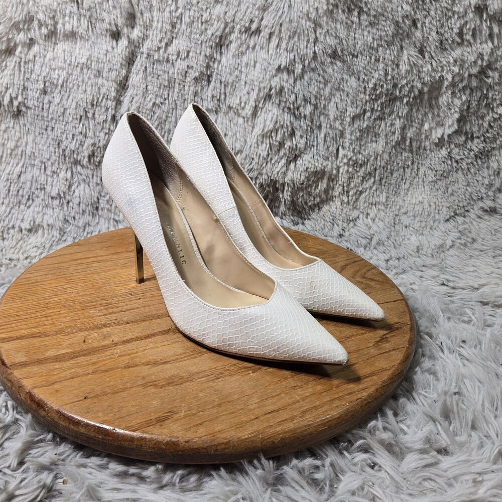 Rock And Republic Womens White Textured Logo Pointed Toe Pump Heels Size 8M